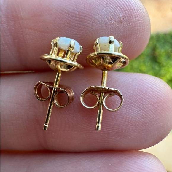 Vintage solid 14k yellow gold genuine opal stud earrings - Picture 10 of 14